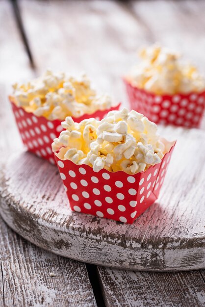 Popcorn en paquet de pois rouge