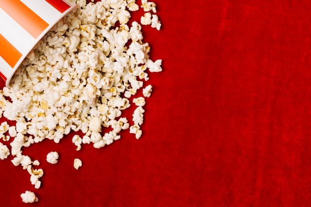 Photo popcorn renversé sur un tissu de velours