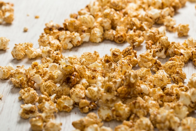 Popcorn sur une table en bois