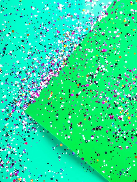 Photo popper confettis sur fond vert et vert menthe carnival celebration holiday party anniversaire anniversaire concept de carte de voeux