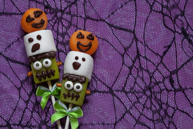 Photo pops de fruits avec guimauve décorés pour halloween