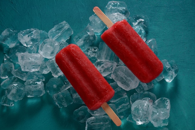 Popsicle aux fraises sur fond bleu