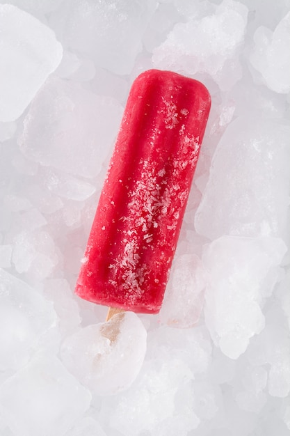 Popsicle aux fraises sur des glaçons, vue du dessus