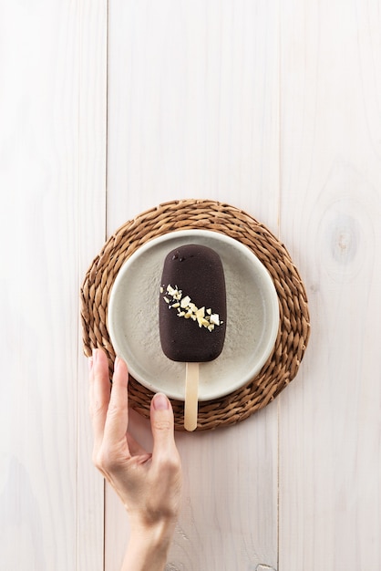 Popsicle Sur Un Bâton Dans Un Bol Sur Une Table En Bois