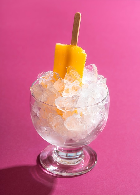 Popsicle de crème glacée dans un bol de glace