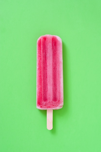 Popsicle fraise sur vert