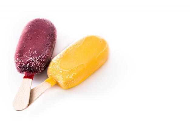 Popsicle jaune et rouge isolé sur blanc