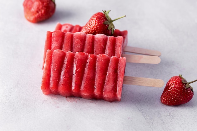 Popsicle Maison Rouge Jus De Fruits Glace Crème Glacée Dessert D'été Sur Fond Gris Horizontal