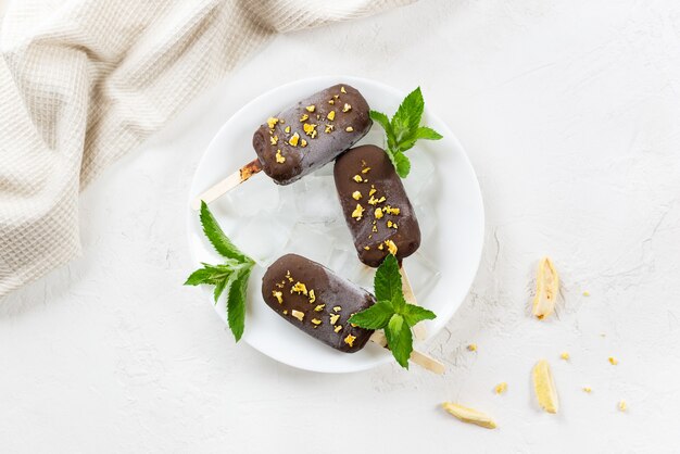 Popsicle maison vegan sur une plaque blanche