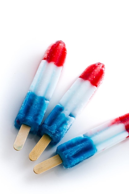 Popsicles aux couleurs rouge, blanc et bleu.