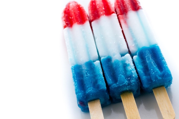 Popsicles aux couleurs rouge, blanc et bleu.