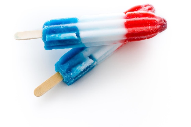 Popsicles aux couleurs rouge, blanc et bleu.