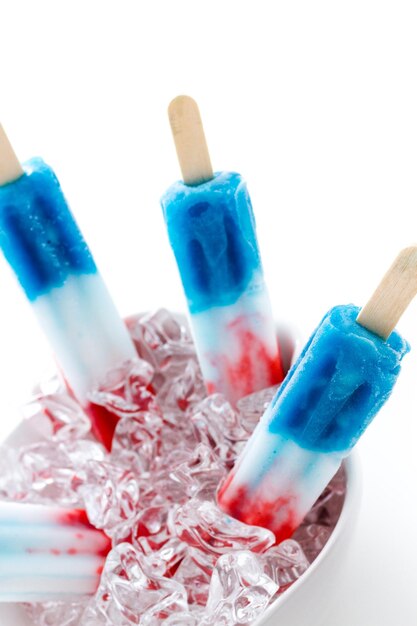 Photo popsicles aux couleurs rouge, blanc et bleu.