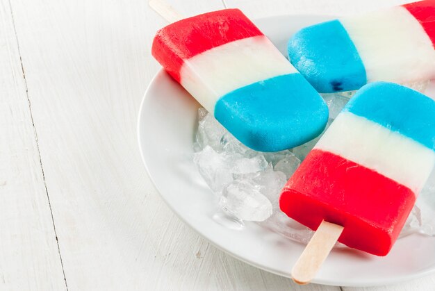 Popsicles de drapeau américain sur une table en bois blanc