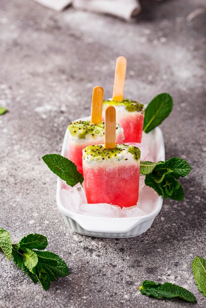 Popsicles faits maison en forme de melon d&#39;eau