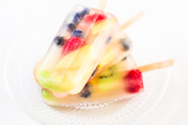 Popsicles de fruits frais faits maison avec du jus de pomme.