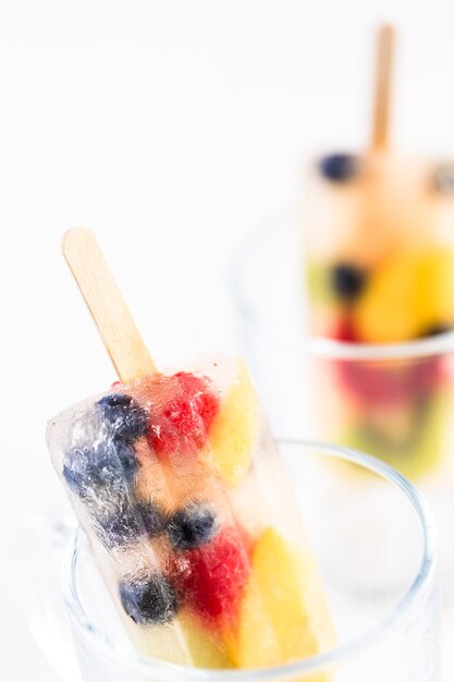 Popsicles de fruits frais faits maison avec du jus de pomme.