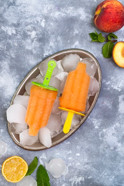 Popsicles jaunes faits maison