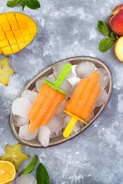 Popsicles jaunes faits maison