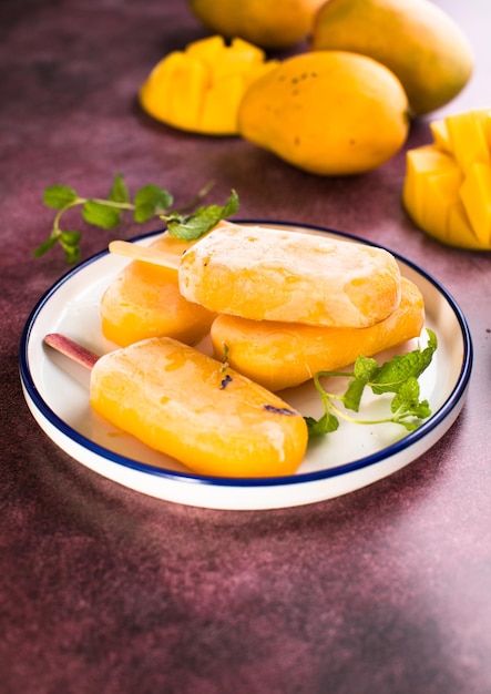 Popsicles à la mangue et à la banane avec des fruits frais à plat vue de dessus