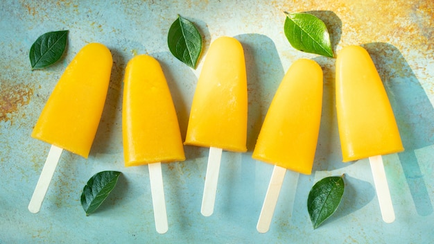 Popsicles orange avec du jus.