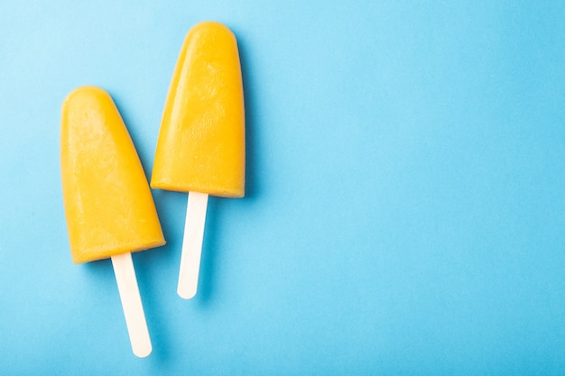 Popsicles orange avec du jus.