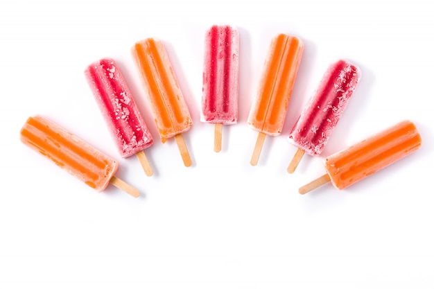 Popsicles orange et fraise isolés sur blanc