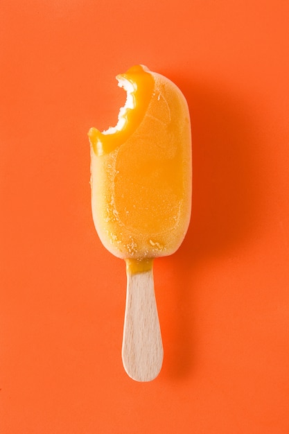 Popsicles orange mordus sur fond orange Vue de dessus