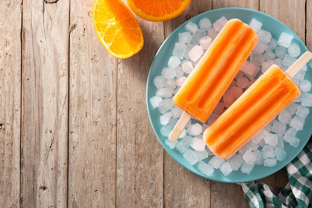 Popsicles orange sur table en bois