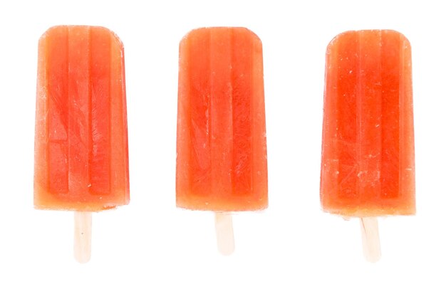 Popsicles de pamplemousse isolés sur blanc