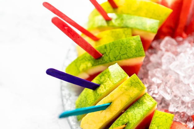 Popsicles de tranche de pastèque rouge sans pépins pour les enfants.