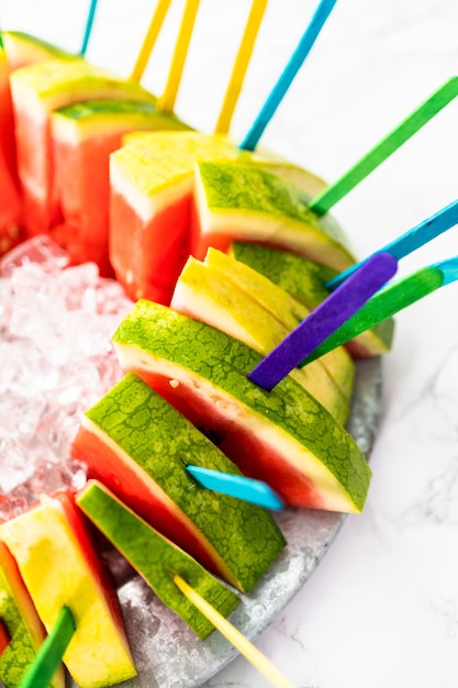 Popsicles de tranche de pastèque rouge sans pépins pour les enfants.