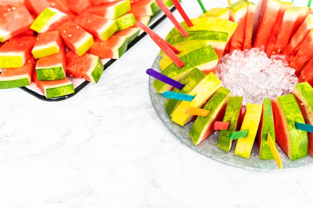 Popsicles de tranche de pastèque rouge sans pépins pour les enfants.