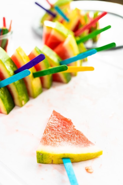 Popsicles de tranche de pastèque rouge sans pépins pour les enfants.