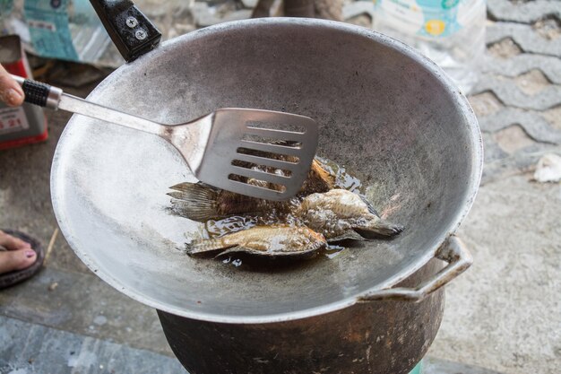 La population locale faisant frire du poisson en Thaïlande