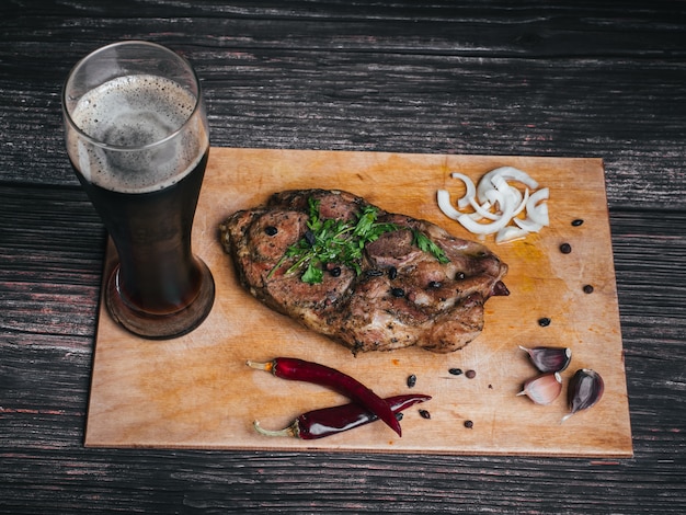 Porc à l'ail, au poivre, à l'oignon et à un verre de bière brune