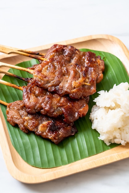 porc au lait en brochettes grillées avec riz gluant blanc