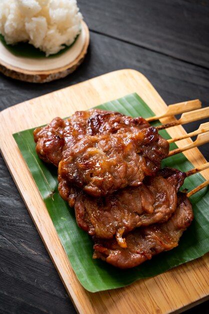 porc au lait en brochettes grillées avec riz gluant blanc