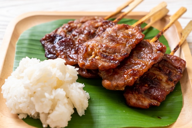 porc au lait en brochettes grillées avec riz gluant blanc