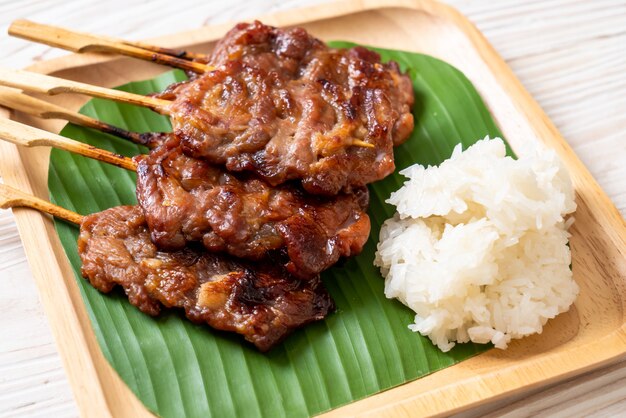 porc au lait en brochettes grillées avec riz gluant blanc