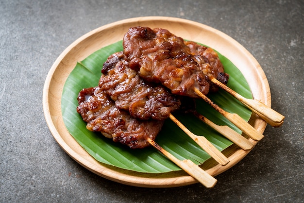 porc au lait en brochettes grillées avec riz gluant blanc