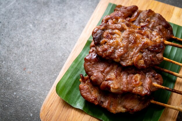 Porc Au Lait En Brochettes Grillées Avec Riz Gluant Blanc