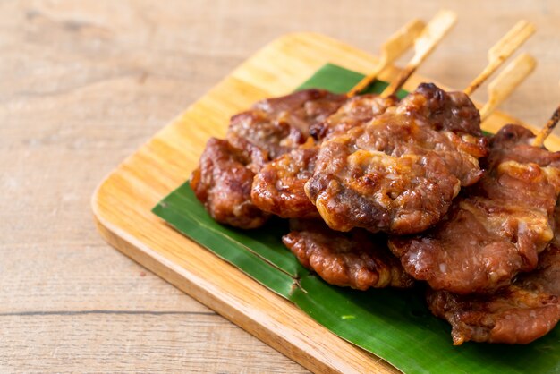 porc au lait en brochettes grillées avec riz gluant blanc