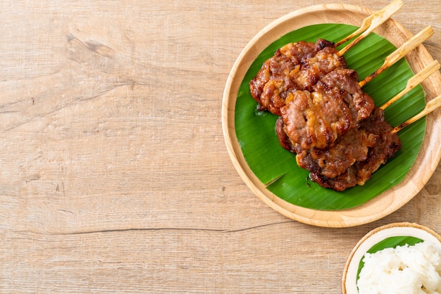 porc au lait en brochettes grillées avec riz gluant blanc