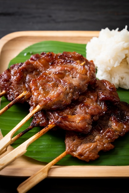 Porc au lait grillé en brochette avec riz gluant blanc