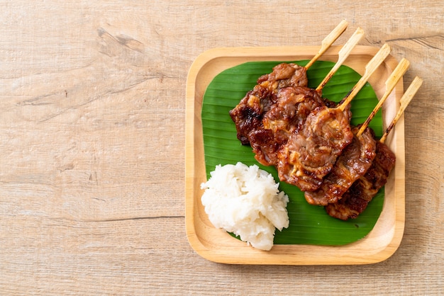 Porc au lait grillé en brochette avec riz gluant blanc