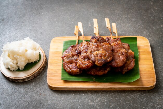 Porc au lait grillé en brochette avec riz gluant blanc