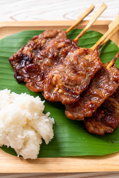 Porc au lait grillé en brochette avec riz gluant blanc