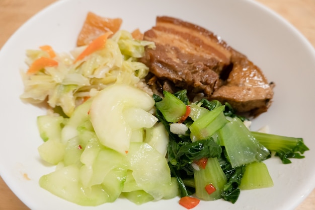 Porc au soja avec légumes et riz dans un bol à Taïwan