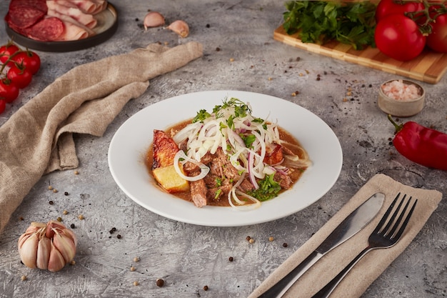 Porc et bœuf braisés aux légumes et épices